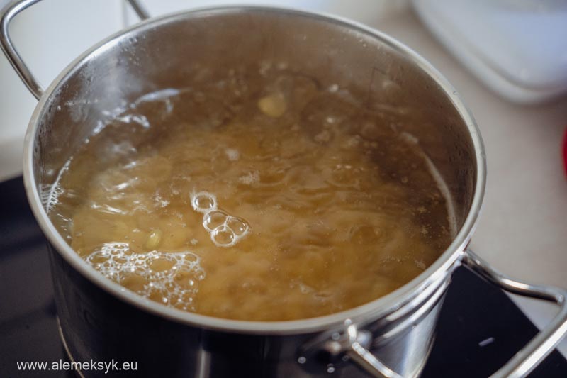 zapiekanka z makaronu i sera goronzola salami 1