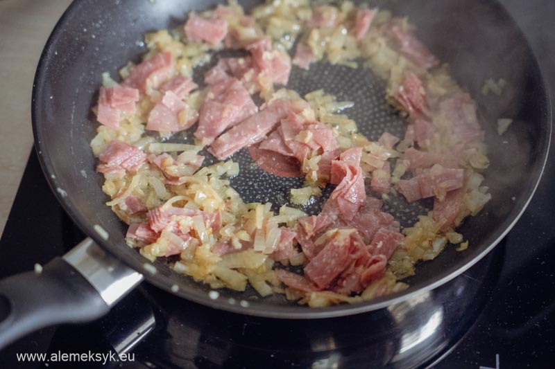 zapiekanka z makaronu i sera goronzola salami 7