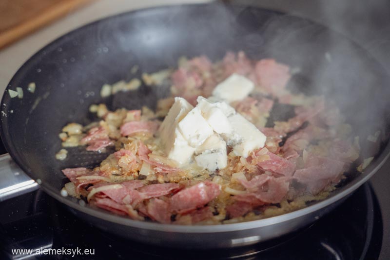 zapiekanka z makaronu i sera goronzola salami 8